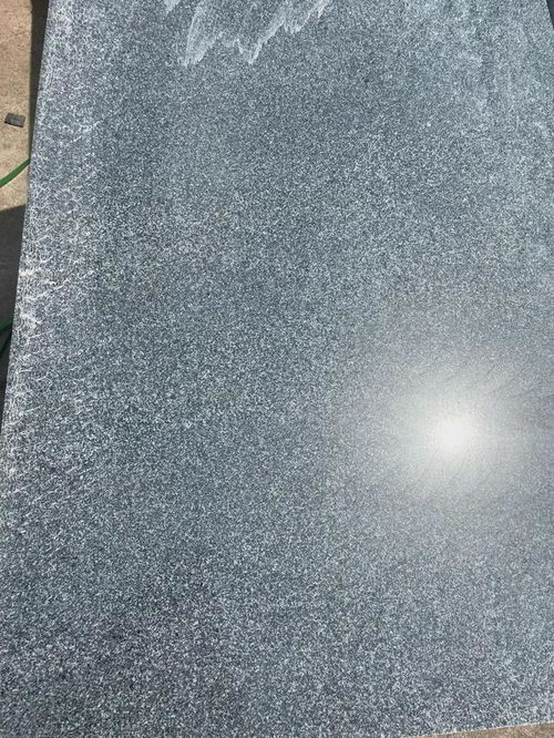 芝麻黑荔枝面廣場(chǎng)地鋪石材加工技術(shù)指南